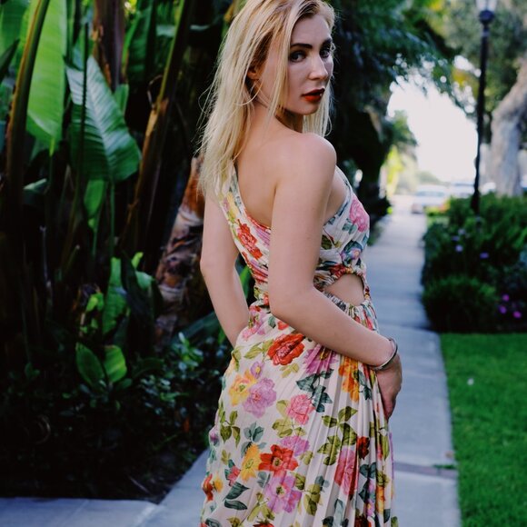 Romantic Garden Pleated Asymmetric Midi Dress with Cutout - Picture 4 of 12